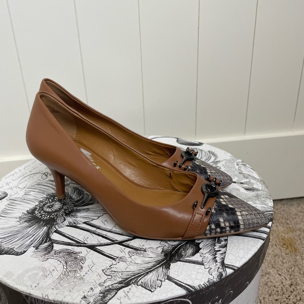 Classic Coach Lauri Leather And Python Cap Toe Pump View 4